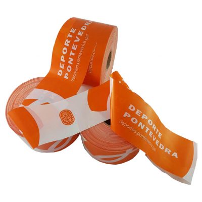 Cinta de balizar neranja con letras blancas para un evento deportivo en Pontevedra