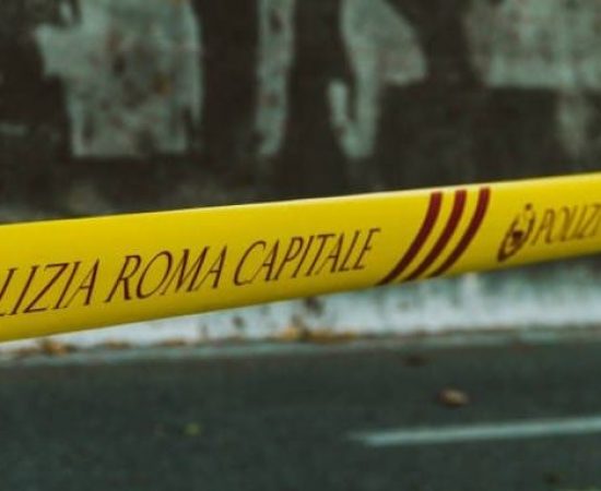 Cinta de balizar para delimitar el acceso con texto "Polizia Roma Capitale"