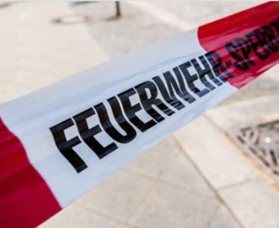 Cinta de balizamiento blanca y roja con texto en negro en aleman